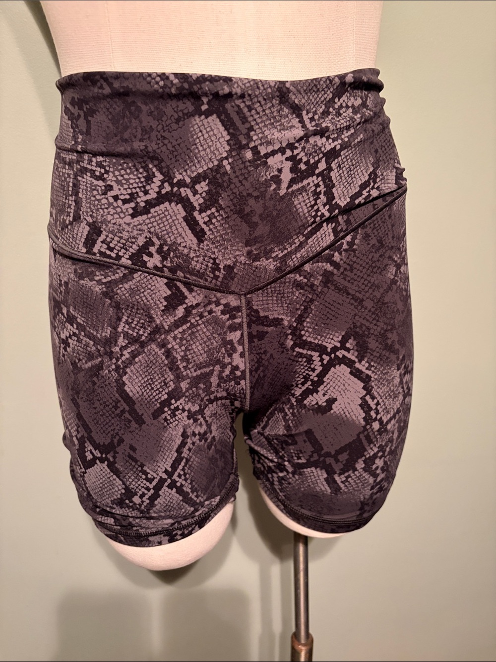 Express Women's Snake-Print High-Rise Bike Shorts in Black and Gray